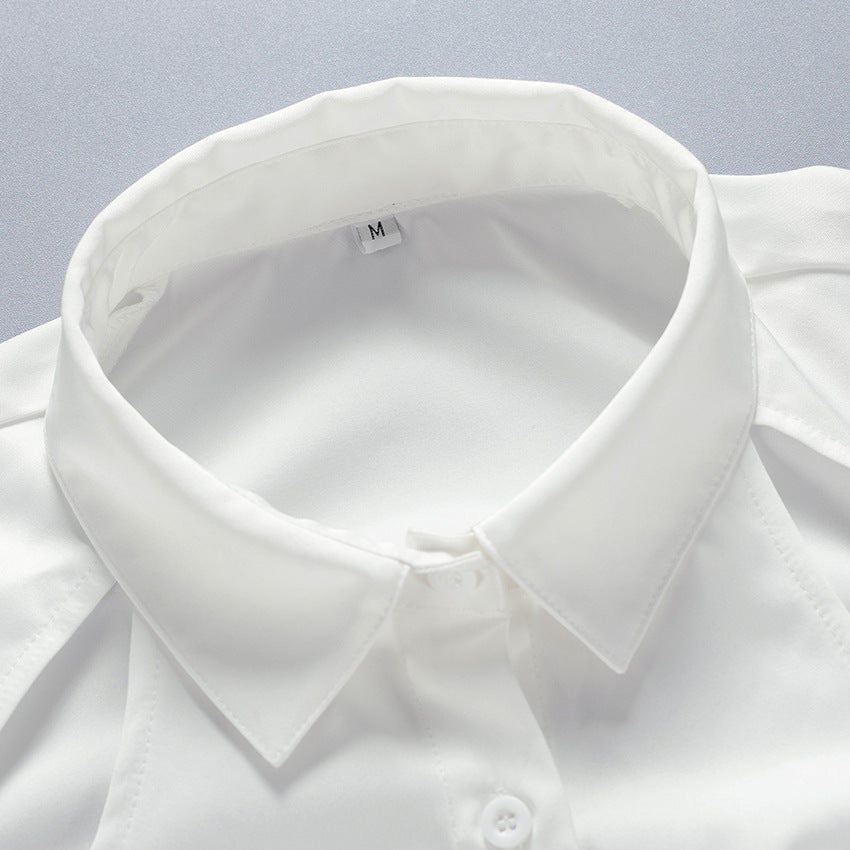 Chemise blanche à manches longues et découpes
