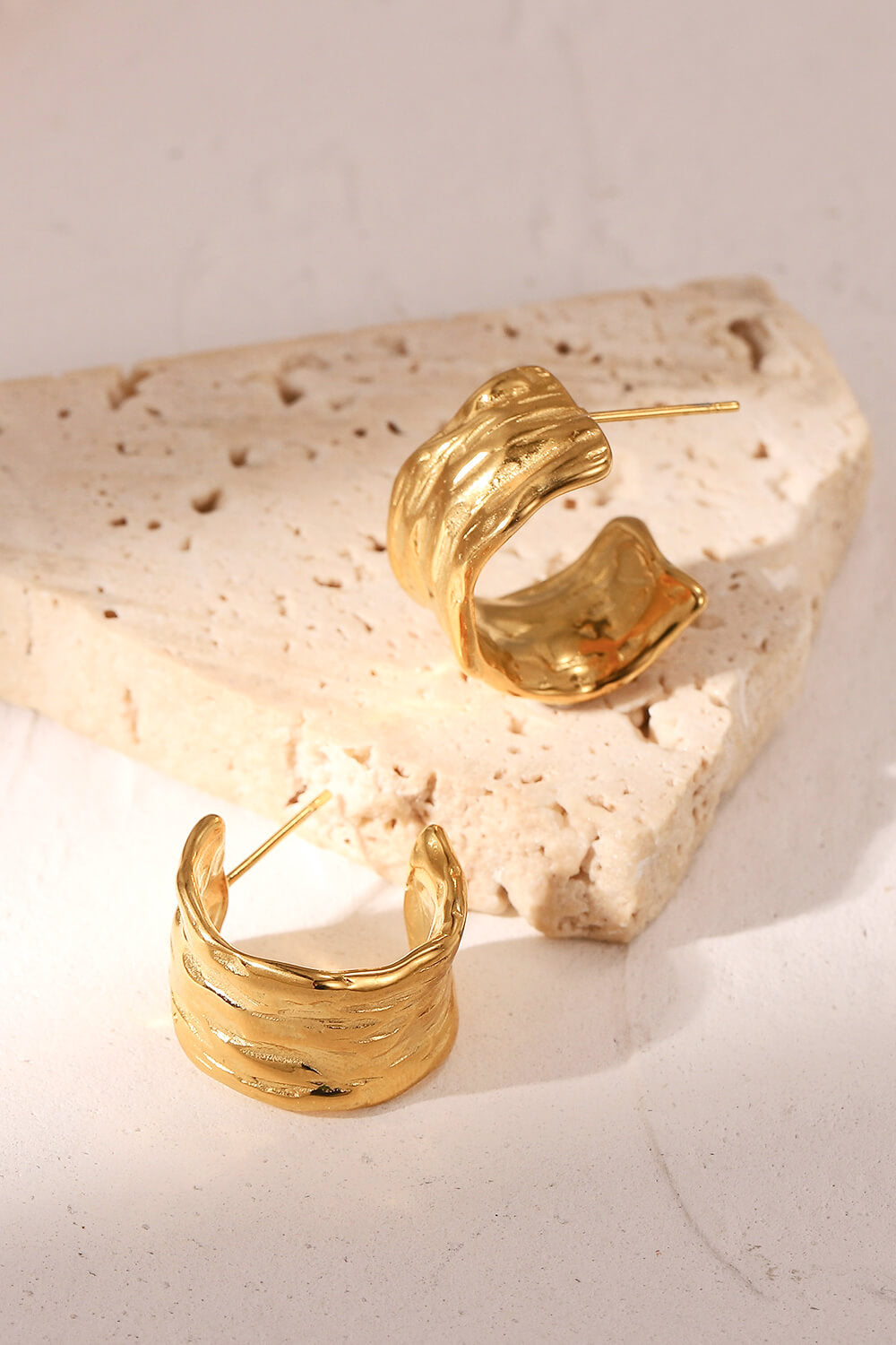 Pendientes de aro en forma de C martillados chapados en oro de 18 quilates